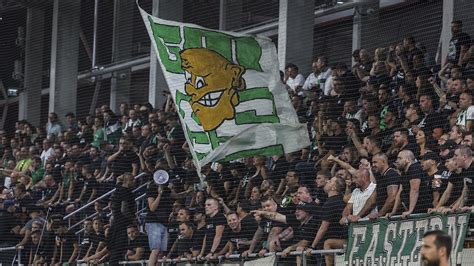 Fradi szurkolói sálak és zászlók a stadionban