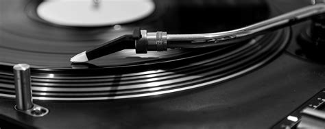 Vinyl lemezek és egy klasszikus lemezjátszó