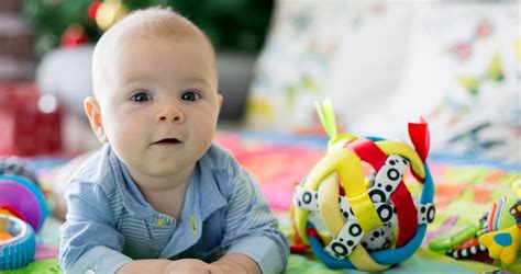 Baba játszik házi készítésű játékkal