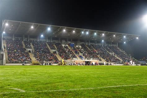 Futballmérkőzés stadionban éjszaka, szurkolókkal