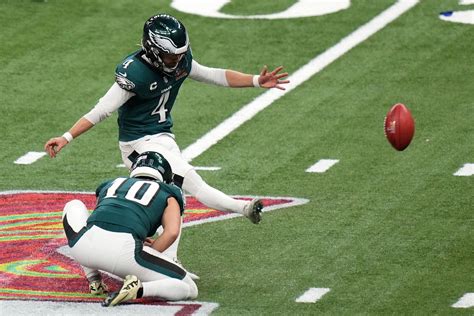 Jake Elliott egy mezőnygólt rúg a Super Bowl LIX-en