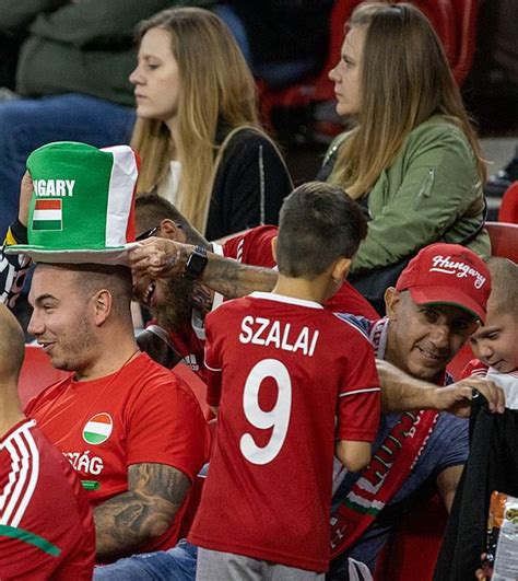 Gyermekek magyar válogatott pulóverben szurkolnak