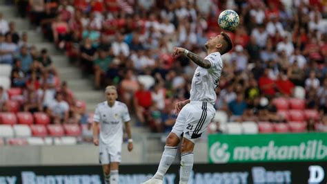 Futballista fejel egy labdát egy mérkőzésen
