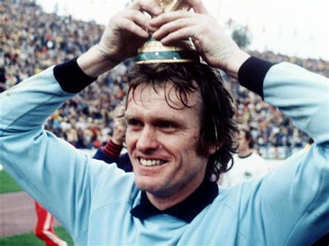 Sepp Maier véd Johann Cruyff előtt az 1974-es világbajnoki döntőben