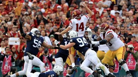 Az amerikai futball labdája és az NFL logója