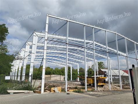 Konzolos acélszerkezet a lelátók felett