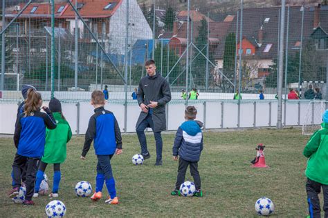 Fiatal labdarúgók edzésen, egy edző vezetésével