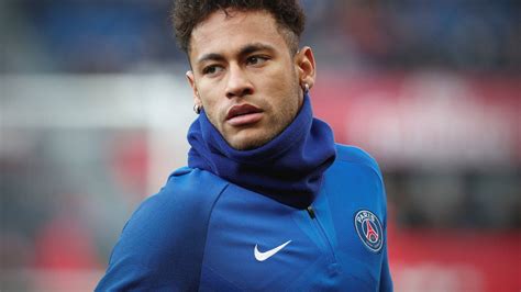 Neymar jellegzetes cselezéssel
