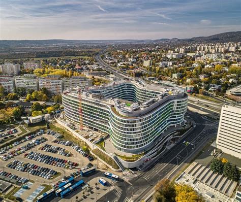 Modern stadion és irodaházak