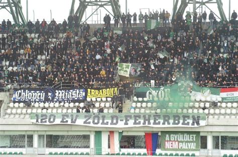 Teltház egy megnyitón a Rába ETO Stadionban, a szurkolók lelkesen üdvözlik a sportolókat