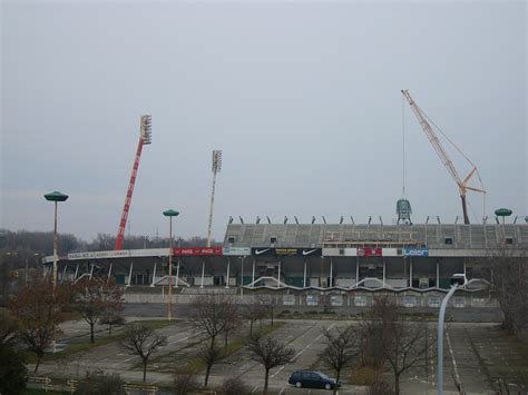 Az ETO Stadion bontás előtti állapota, jól látható a lelátók elegáns átmenete