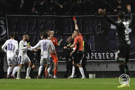 Bogár Gergő játékvezető kiállítja Gróf Dávidot