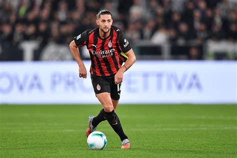 AC Milan játékosok ünneplik Adrien Rabiot gólját a Hellas Verona ellen