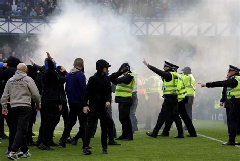 Szurkolói verekedés a stadionban