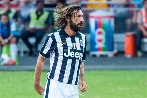 Andrea Pirlo focizik egy mérkőzésen
