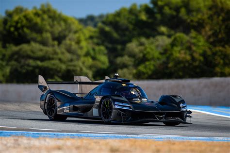 Genesis GMR-001 versenyautó a pályán