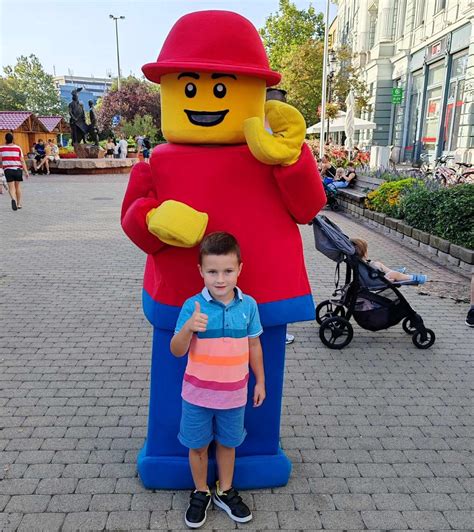 Tömeg a LEGO Játékváros rendezvényen a stadionban