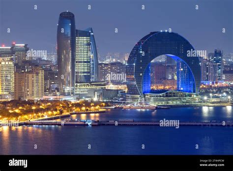 Baku modern városképe éjszaka