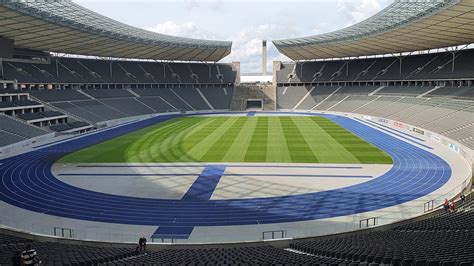 A Bakui Olimpiai Stadion egy futballmérkőzés alkalmával, teltházas nézőtérrel