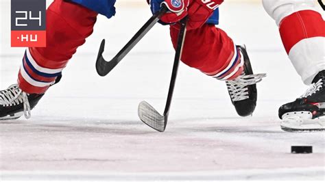 Fiatal jégkorongozó korcsolyázás közben