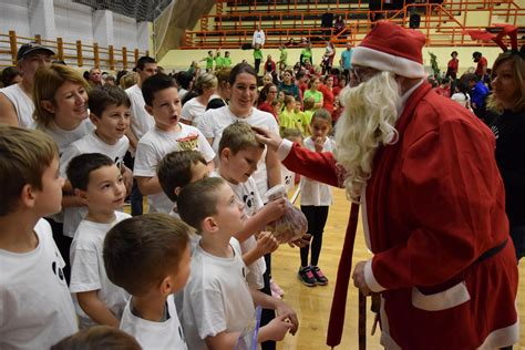 A Mikulás Kupa győztes szobi U10-es csapat a kupával