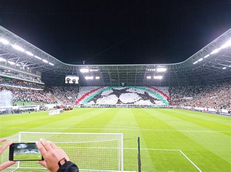 A stadiont biztosító rendőri erők a szurkolók között