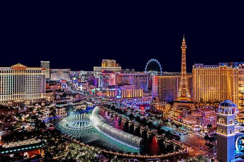Las Vegas ikonikus neonfényei éjszaka