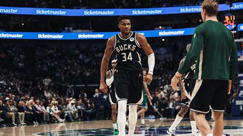 Dallas Mavericks és Milwaukee Bucks játékosok akcióban