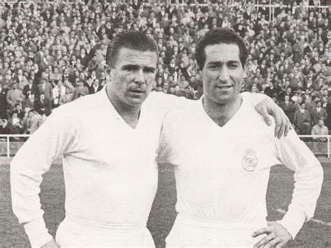 Puskás Ferenc és Francisco Gento a BEK-trófeákkal