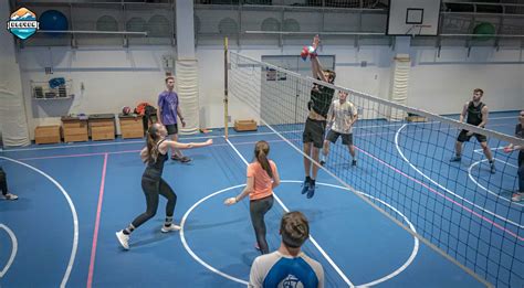 Gyerekek röplabdázás közben