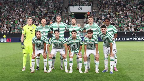 Ferencváros játékosok ünneplik a gólt