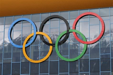 Olimpiai karikák és az orosz zászló sziluettje, áthúzva