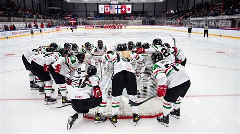 A magyar U18-as női jégkorong-válogatott ünnepli a győzelmet