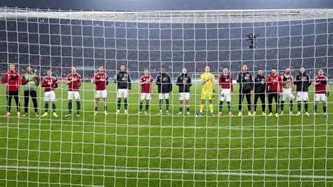 Egy futballcsapat tagjai, felállásban egy mérkőzés előtt