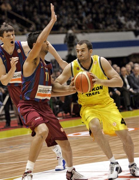 Németh István a lengyel Prokom Trefl Sopot csapatában kosárra tör