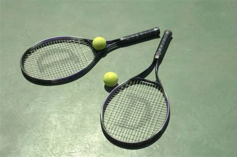 Tenisz labda és ütő