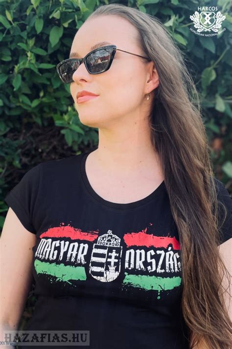 Magyar nemzeti szimbólumokkal díszített póló