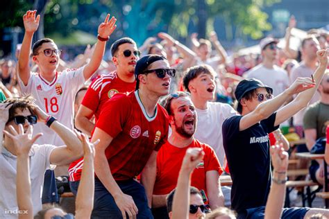 Magyar szurkolók lelkes támogatása a lelátón