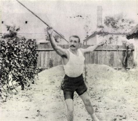 Kóczán Mór gerelyhajítás közben az 1912-es stockholmi olimpián