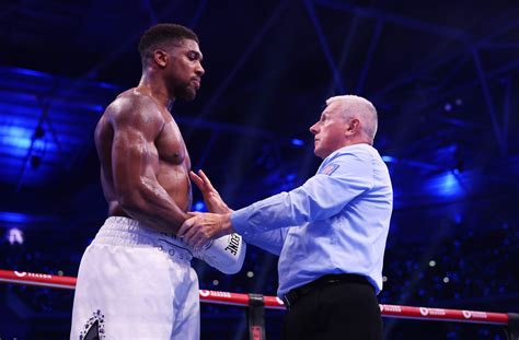Vlagyimir Klicsko és Anthony Joshua összecsapása a ringben, kiélezett pillanat