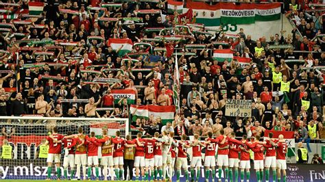 Willi Orbán (b3) és a horvát Tin Jedvaj (j2) fejel a Magyarország - Horvátország labdarúgó Európa-bajnoki selejtezőmérkőzésen