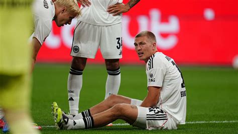 Eintracht Frankfurt játékosok ünneplik a gólt