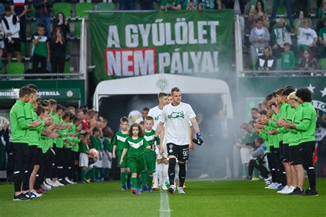 A Tatabánya játékosai ünneplik a döntőbe jutást az RK Izvidac elleni mérkőzés után