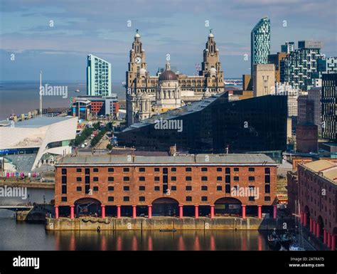 Az Albert Dock a Royal Liver Buildinggel