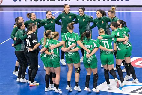 Hársfalvi Júlia és az FTC játékosai BL-mérkőzésen