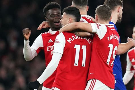 Gabriel Martinelli és Bukayo Saka közös ünneplés, miután gólpasszt adtak egymásnak