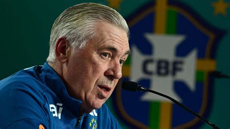 Carlo Ancelotti a sajtó képviselői előtt