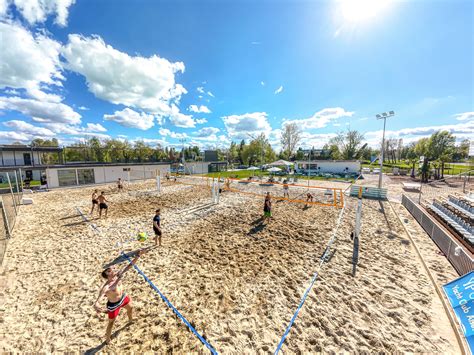 Strandröplabdapálya és játékosok