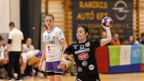 Akijama Nacumi kézilabdázik a Kisvárda mezében