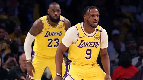 LeBron és Bronny James együtt a pályán